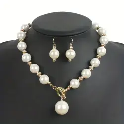 Short pearl necklace